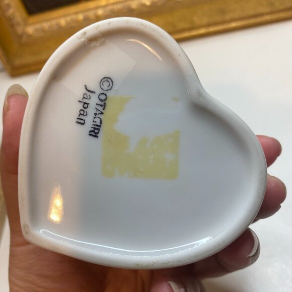 Vintage Otagiri Trinket Box White Porcelain Heart with Blue Bird on Lid 3x3x3 - Picture 6 of 7